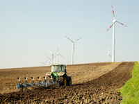 Windpark_mit_Acker_3_72dpi