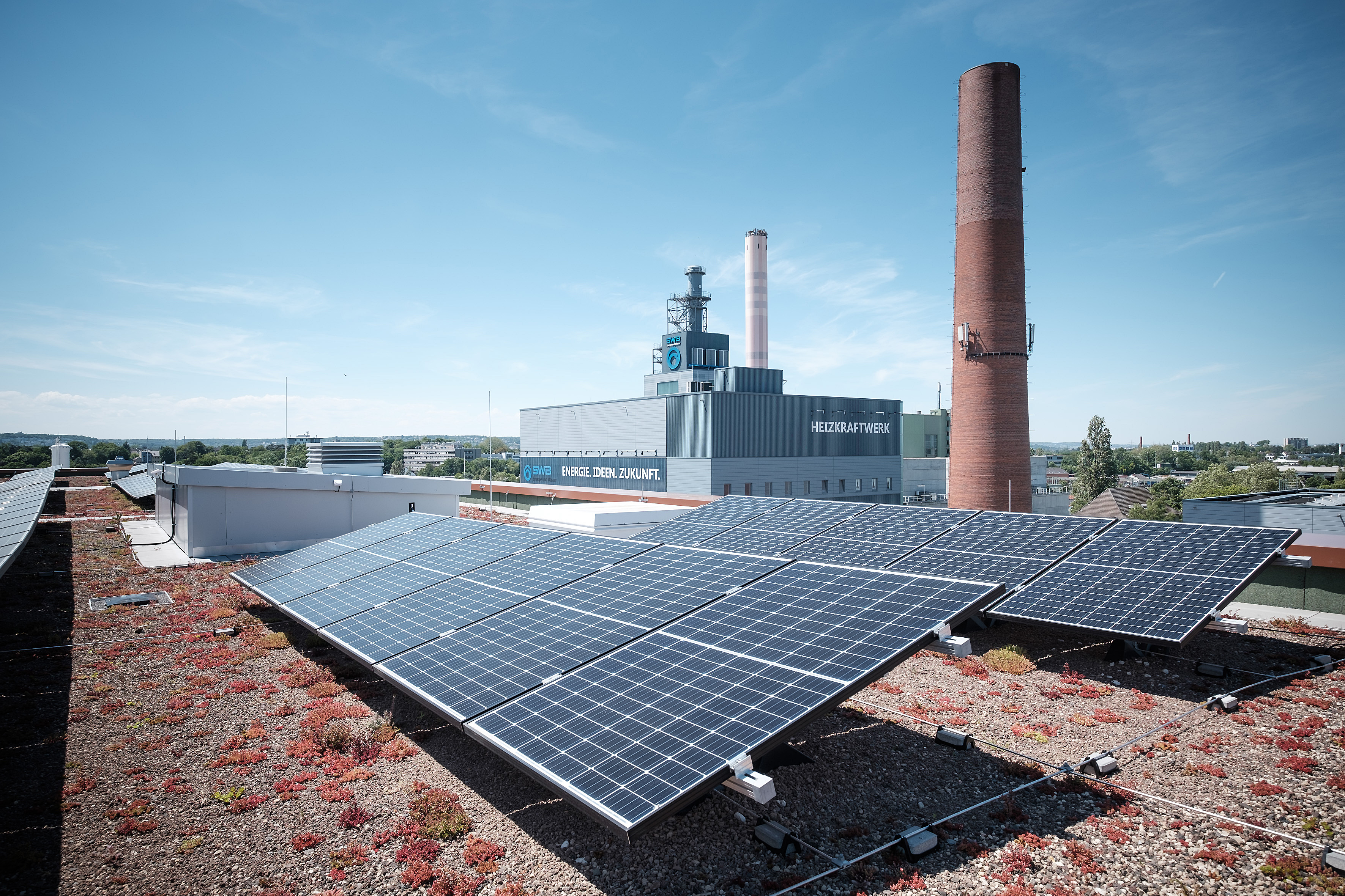 Solaranlage mit Blick auf das Heizkraftwerk Nord der Stadtwerke  (Foto: Stadtwerke Bonn/ Magunia).