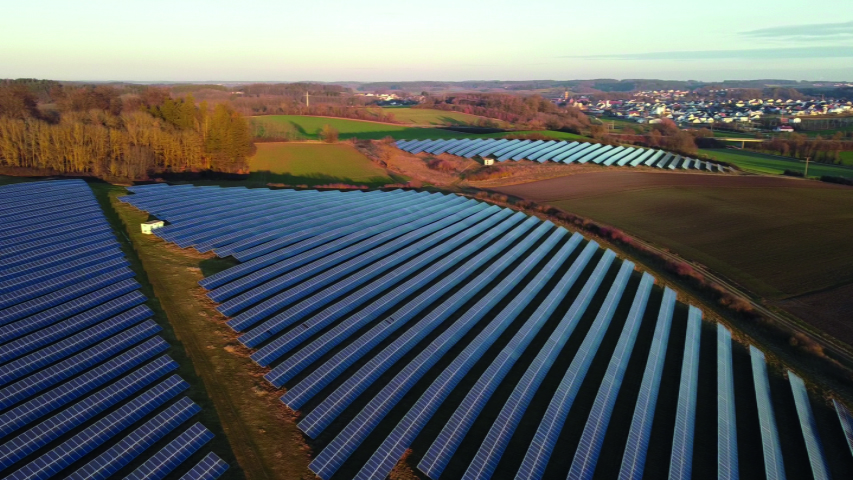 Insgesamt produzieren vier PV-Freiflächenanlagen in der Kommune 25 Megawatt erneuerbaren Strom (Foto: Markt Pfeffenhausen).