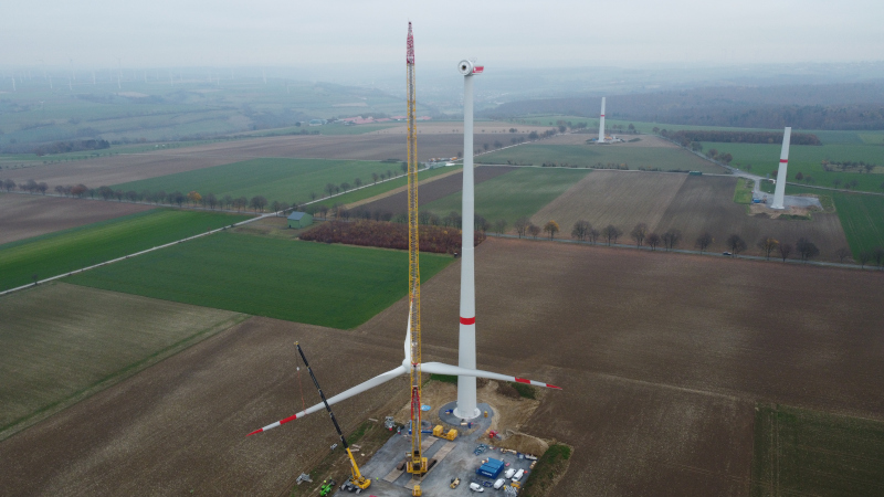 Bau einer Windenergieanlage im Windpark Etteln an der A33 (Foto: WestfalenWIND GmbH).