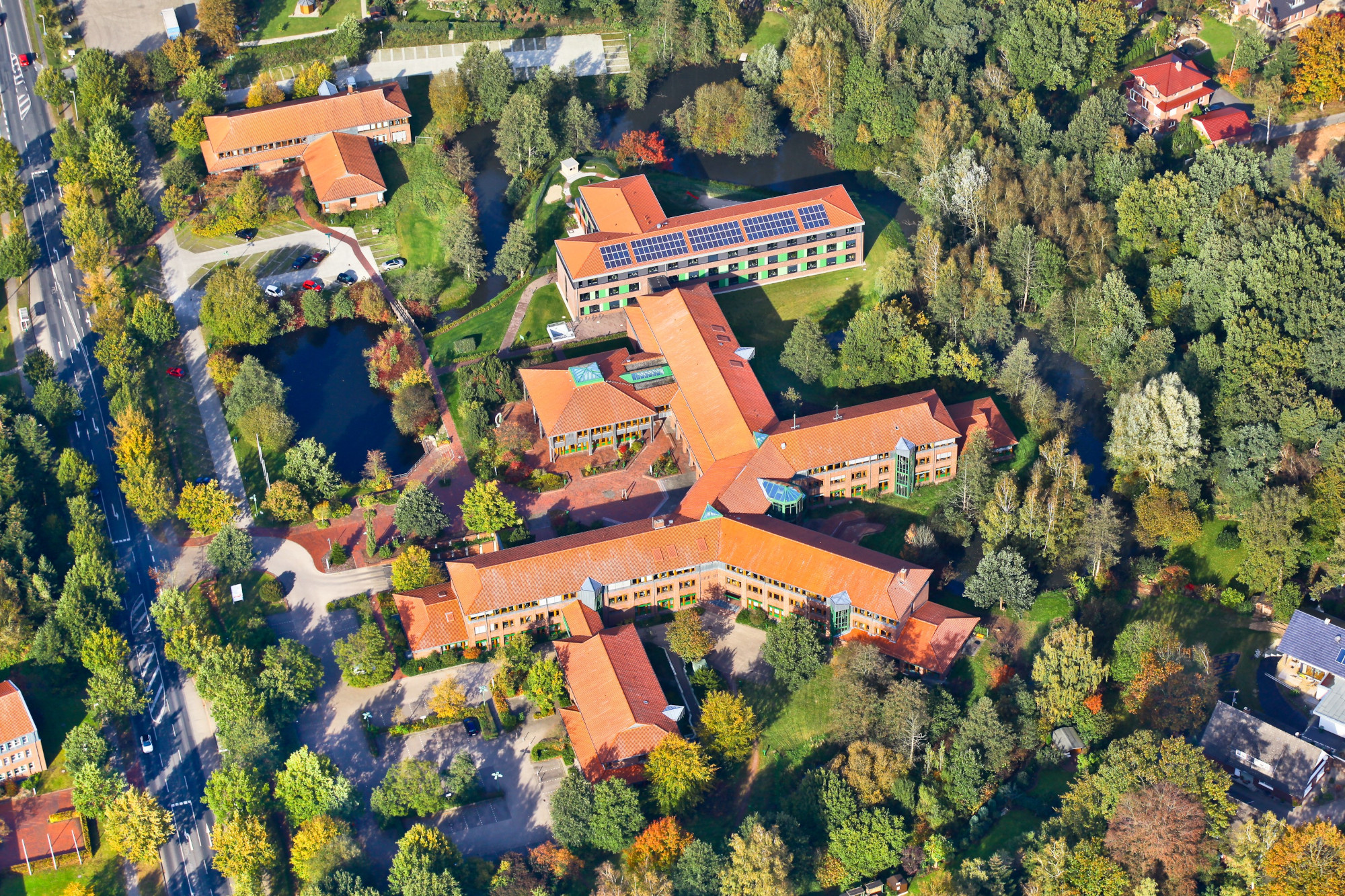 Das Kreishaus des Landkreises von oben mit PV-Dachanlagen (Foto: Landkreis Oldenburg)