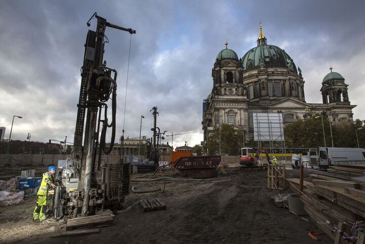 Für eine umweltfreundliche Beheizung und Klimatisierung des Berliner Stadtschlosses wurden 2018 zwei Erdwärmesondenfelder mit insgesamt 115 Sonden mit einer Tiefe von jeweils 99 Metern angelegt. Foto: Bundesverband Geothermie/ Philipp Spalek