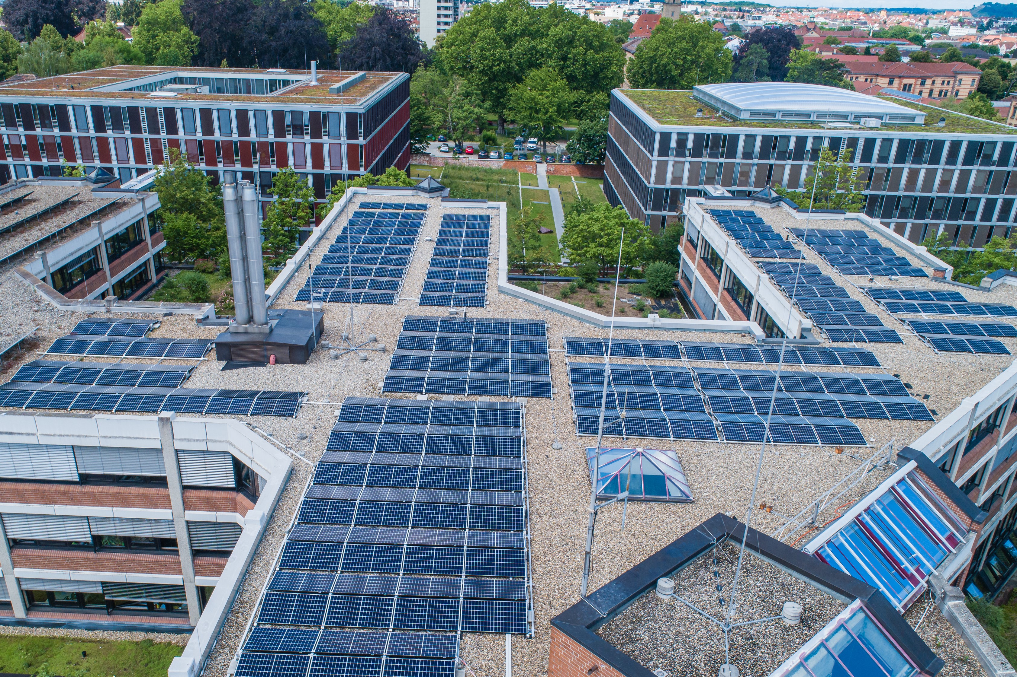 Photovoltaik-Anlagen auf dem Verwaltungscampus werden auf über 900 Kilowatt-Peak ausgebaut (Foto: Landratsamt Ludwigsburg).