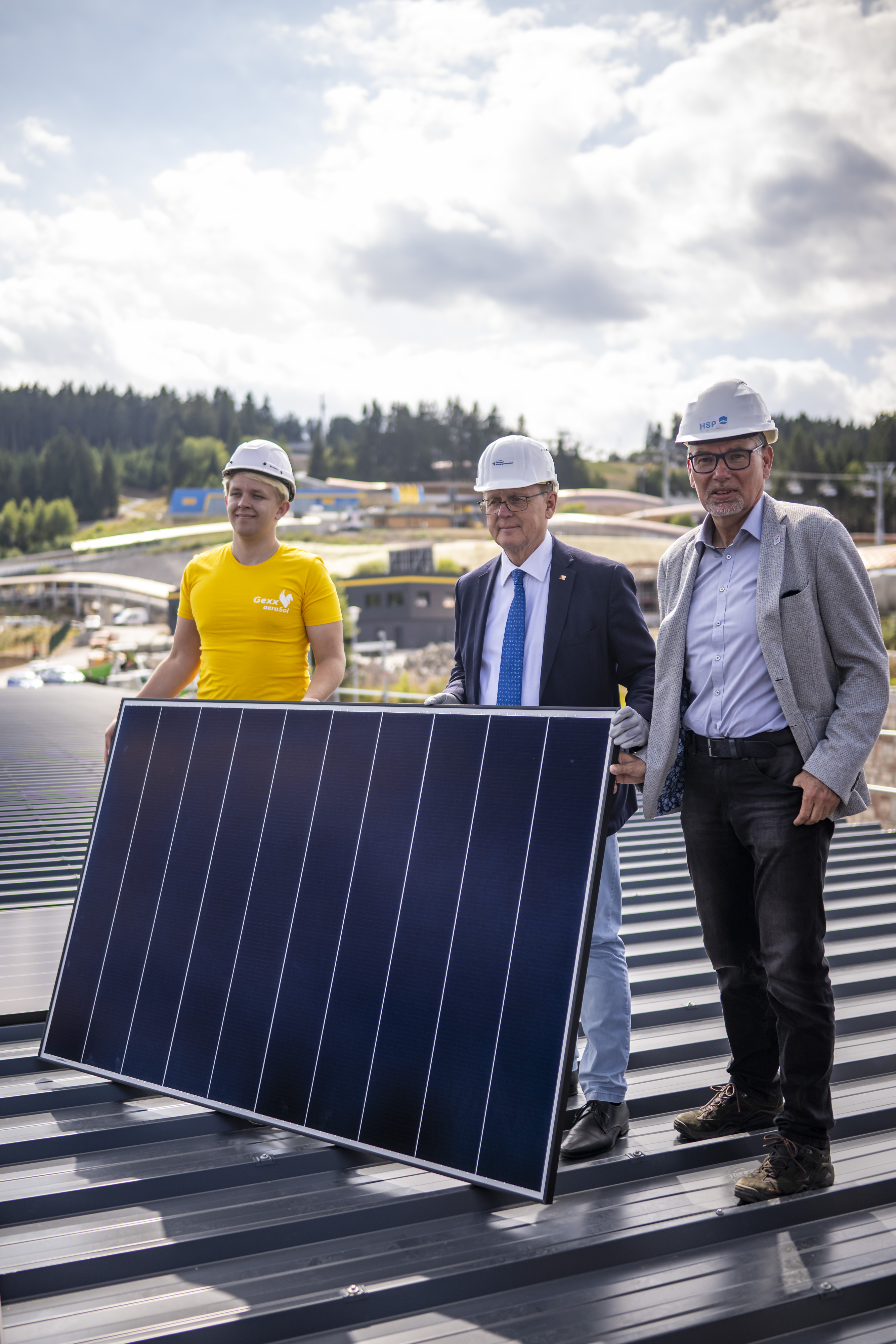 Setzen der ersten PV-Module in der EISARENA mit Bodo Ramelow und Dr. Hartmut Schubert (Foto: Zweckverband Thüringer Wintersportzentrum Oberhof)