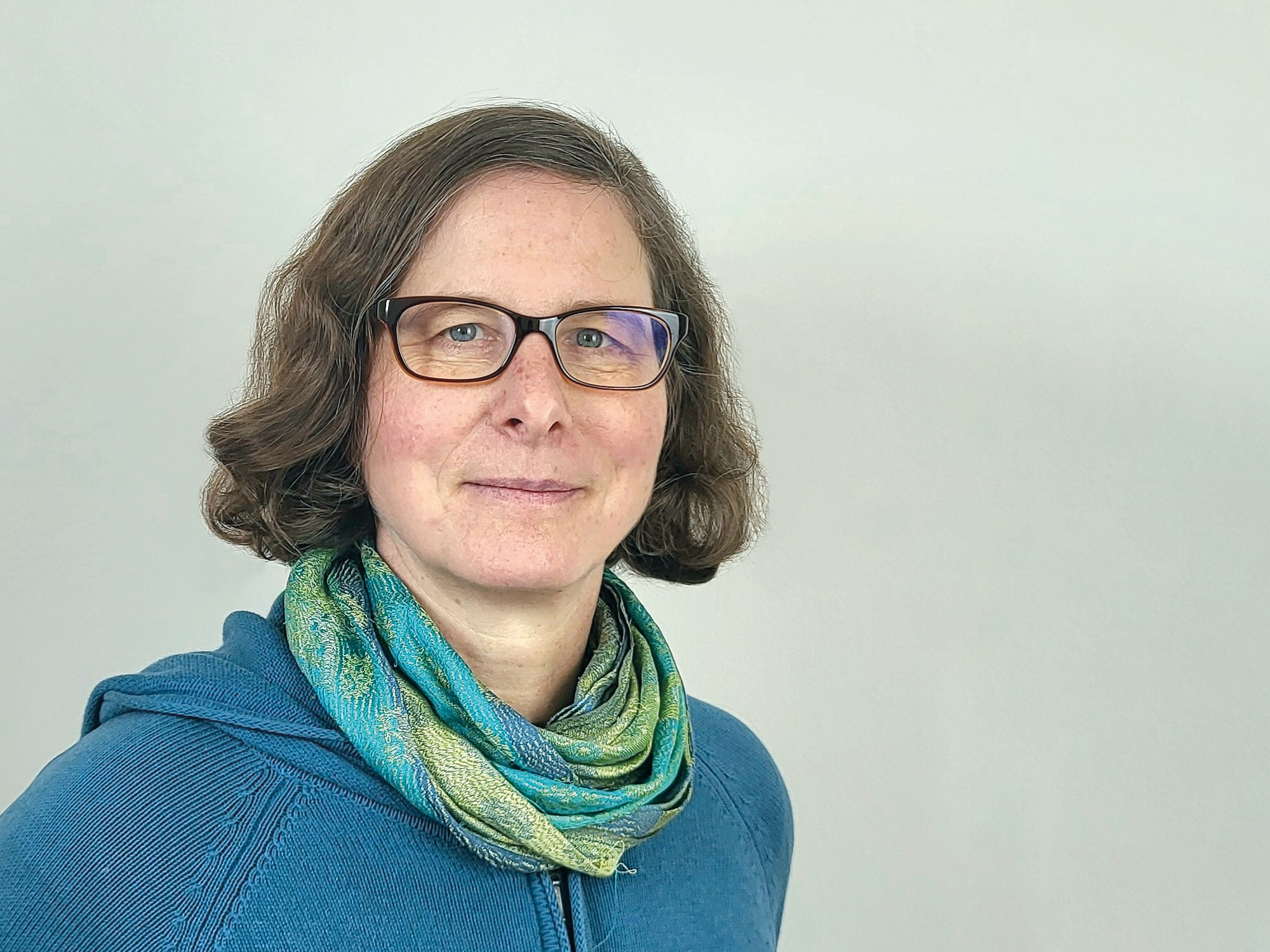 Julika_Weiß_Profilfoto_Zuschnitt