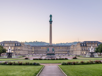 Neues_Schloss_Schlossplatzspringbrunnen_Jubiläumssäule_Schlossplatz_Stuttgart_2015_02